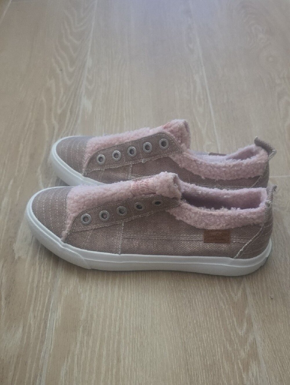 Blowfish Kids Dusty Pink Sherpa Slip-On Sneakers with Blue Sole - Picture 3 of 5